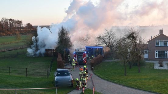 Brand uitgebroken in loods, 'blijf weg van de locatie'