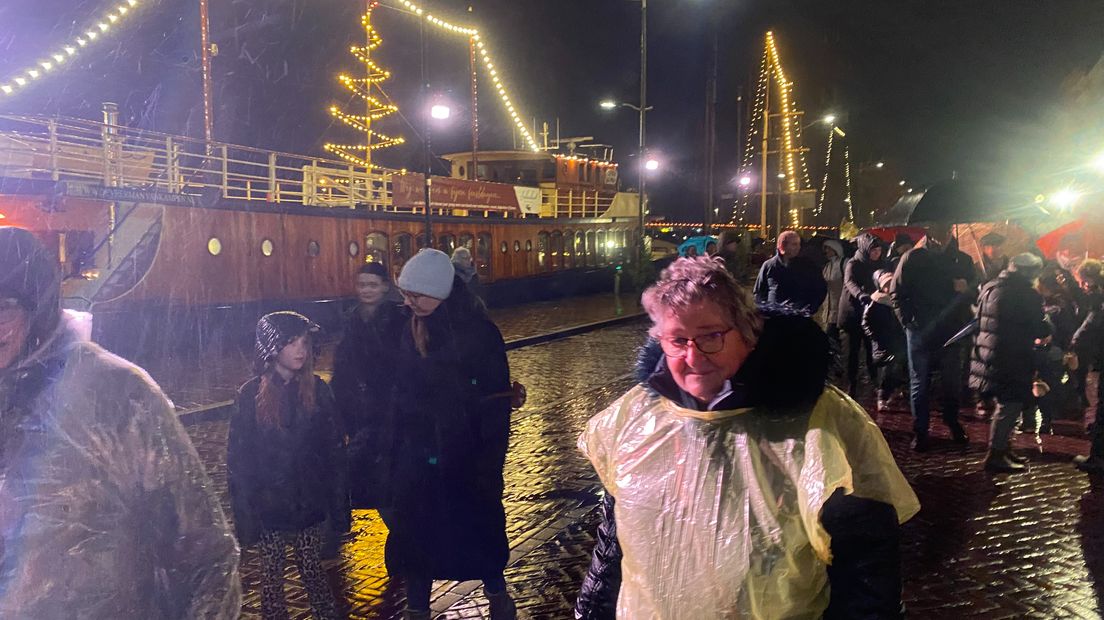 Veel poncho's en paraplu's tijdens een gure editie van Kerst in Oud Kampen