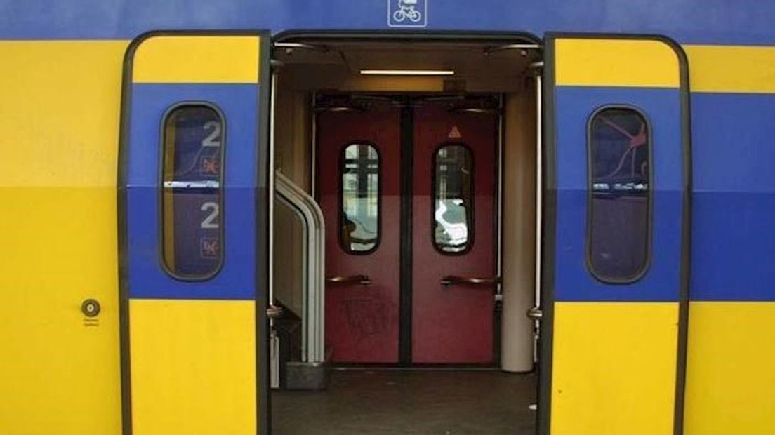 Zwartrijder geeft conducteur kopstoot in Almelo