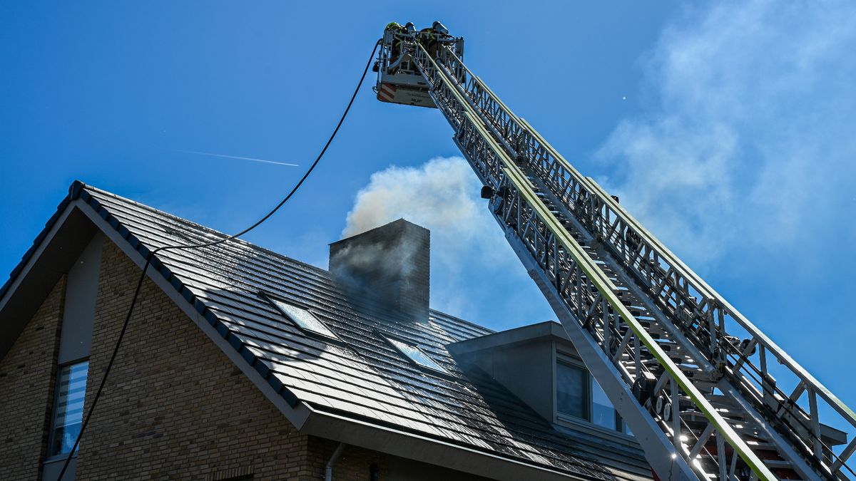 Brand in dak van drie-onder-één-kapwoning in Overschie