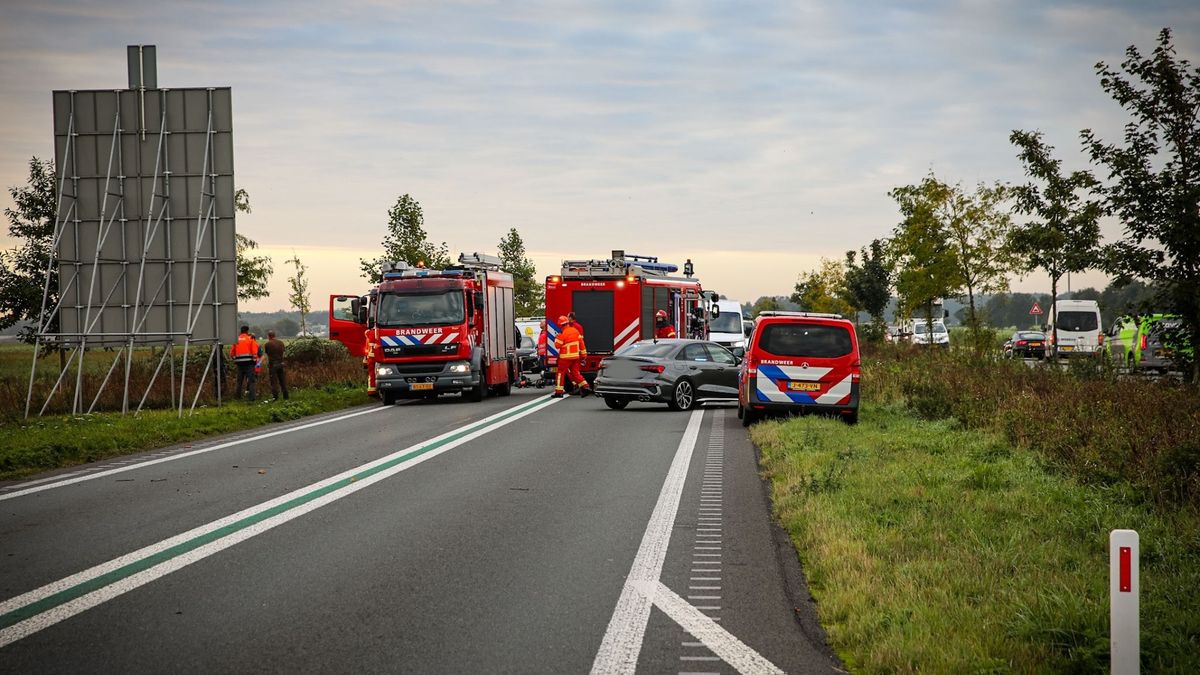 112-nieuws: Ongeluk met twee vrachtwagens op N366 bij Nieuwe Pekela, weg is dicht