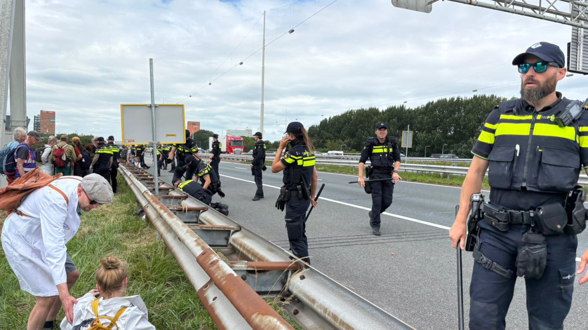 Liveblog: Politie begint met arresteren klimaatdemonstranten | Blokkade A12 lijkt mislukt