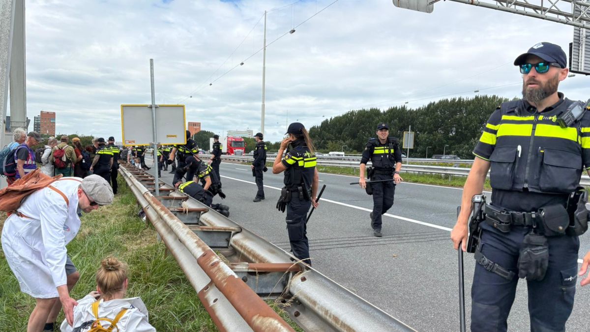 Liveblog: Klimaatactivisten verzamelen zich bij McDonald's | Blokkade A12 aangekondigd voor 12.00 uu