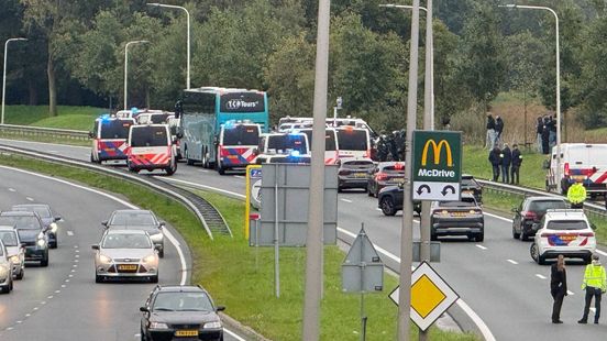 Politie zet bus GAE-fans langs de weg bij Zwolle na vuurwerkincident Home