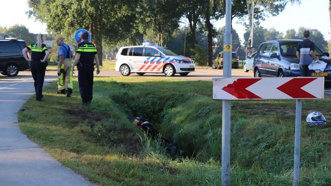 In de sloot na botsing met verkeersbord