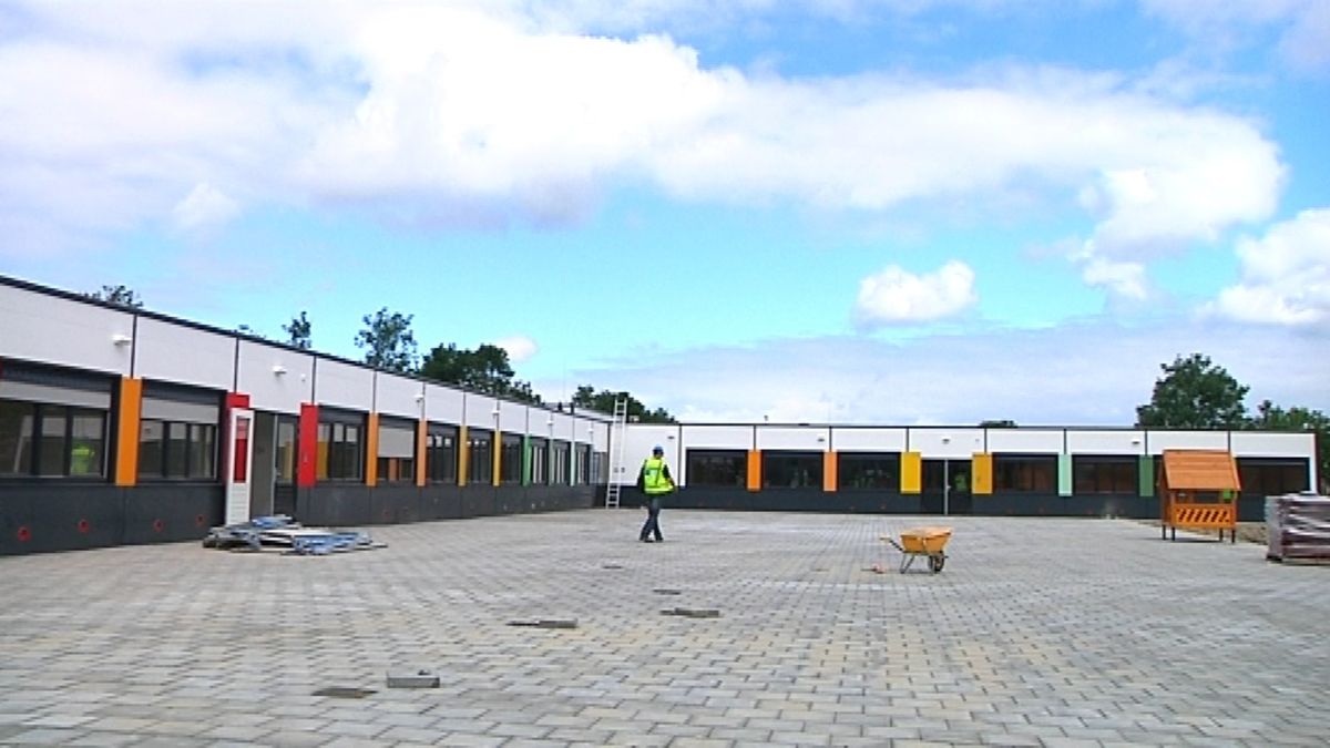 Verslaggever Jeroen Berkenbosch neemt een kijkje bij de tijdelijke school in Bedum