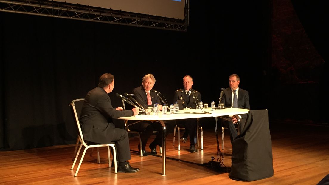 Regioburgemeester Peter den Oudsten (tweede van links) maakt zich zorgen over de aanpak van ondermijnende criminaliteit (Rechten: RTV Drenthe)