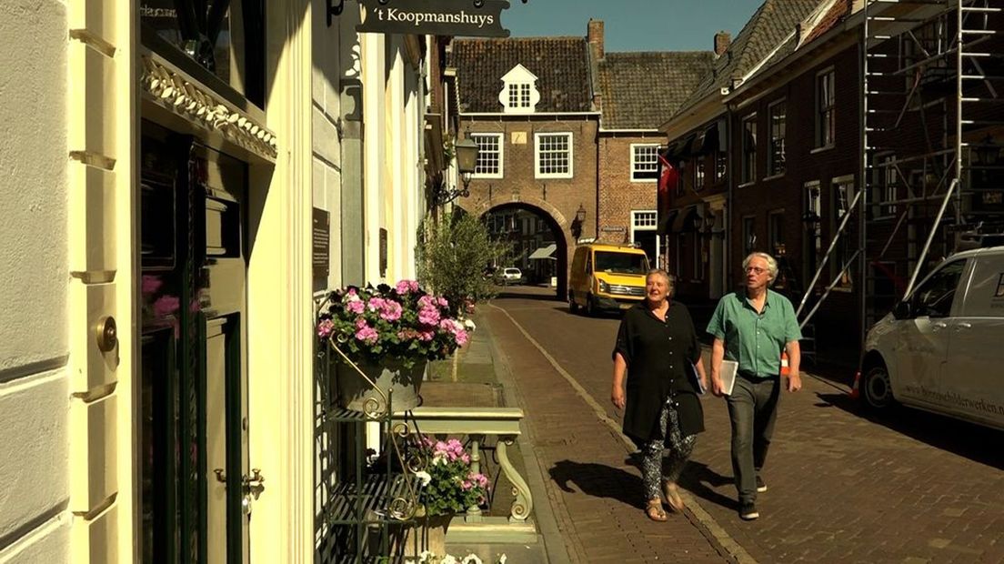 De auteurs in de Voorstraat in Buren.