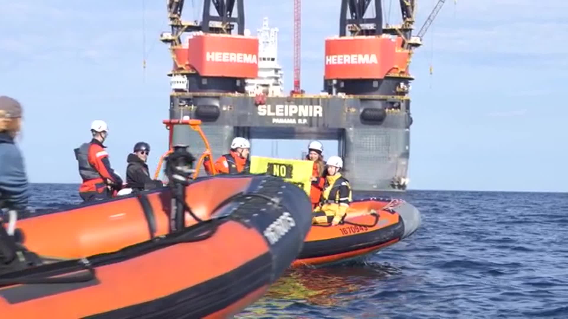 VIDEO: Actie van Greenpeace bij boorplatform boven Schiermonnikoog