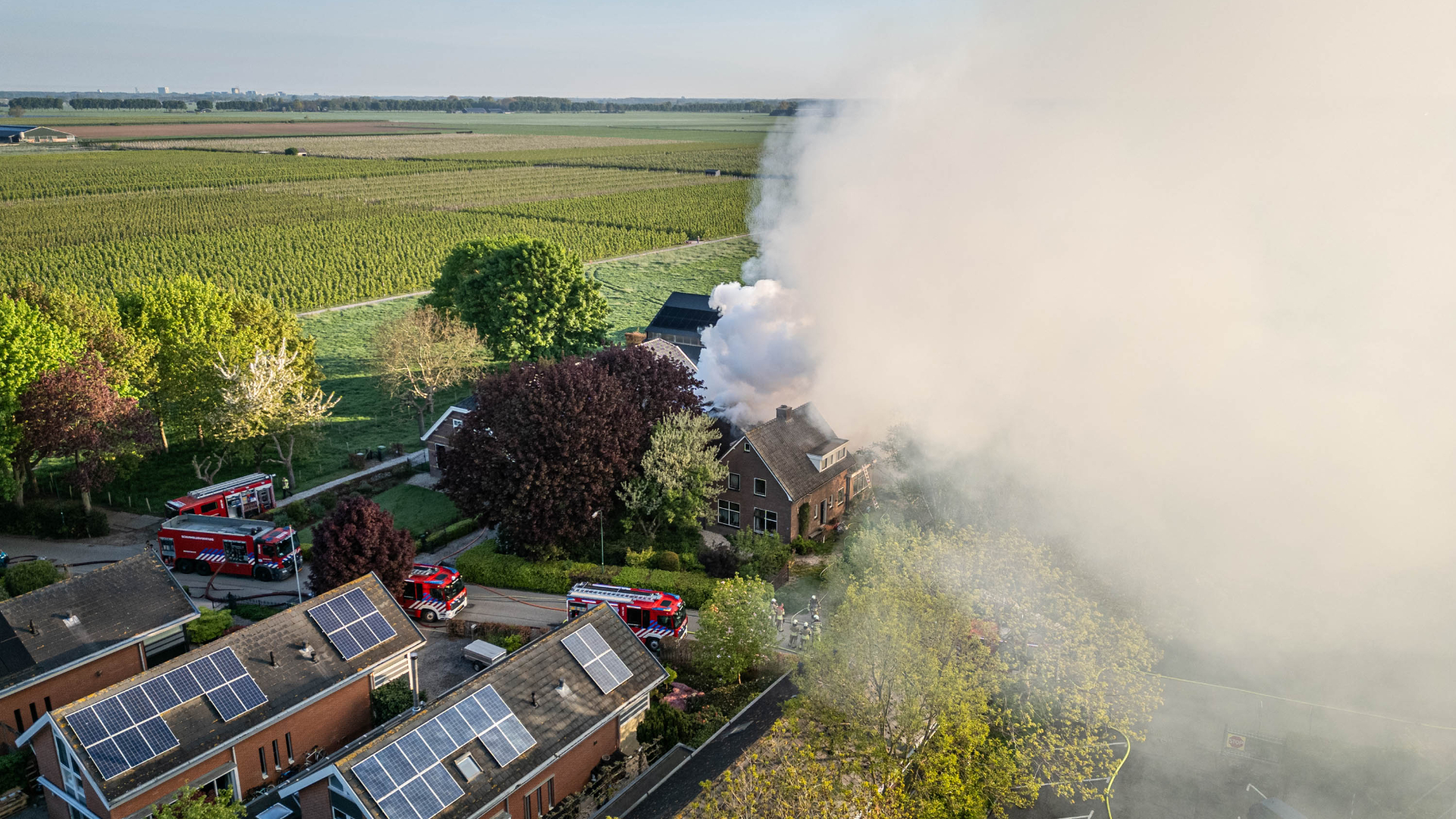 Grote woningbrand 't Goy, drie mensen naar het ziekenhuis