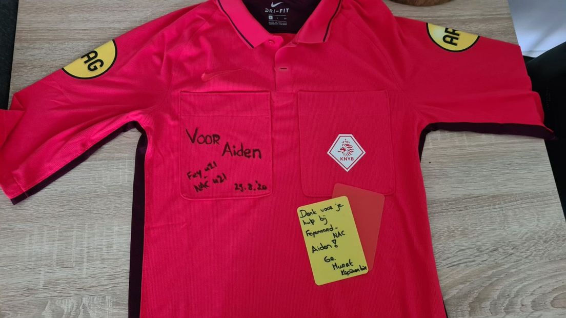 Het shirt dat Aiden heeft gekregen met de gele kaart inclusief boodschap.