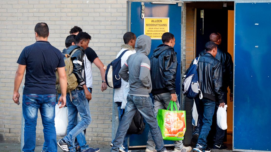 Er moet een nieuw asielzoekerscentrum voor 1500 vluchtelingen komen in Geldermalsen, dat wil het college van de gemeente. De opvang blijft tien jaar in gebruik en moet in het voorjaar van 2016 open gaan.