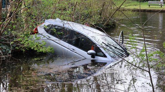 Automobilist rijdt via bosjes water in en moet door brandweer worden bevrijd Home
