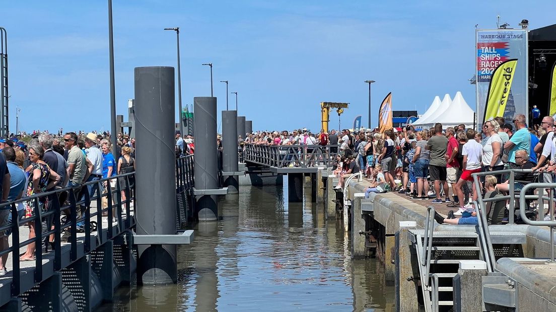 Publyk yn Harns op de lêste dei fan de Tall Ships Races