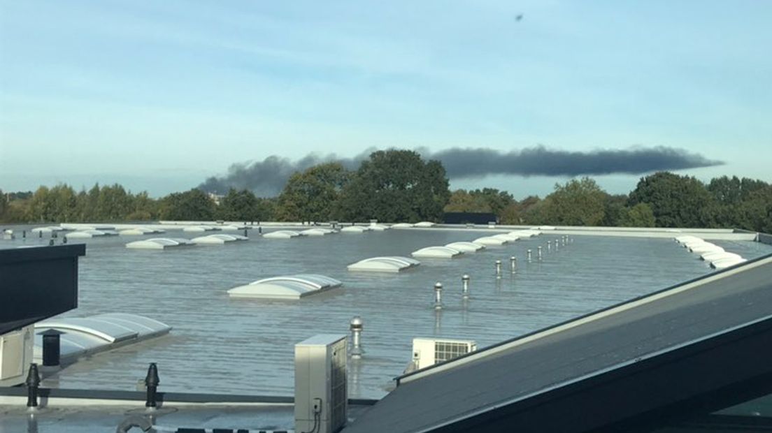 Boven de stal in Coevorden hangt een grote rookpluim (Rechten: René Bos)