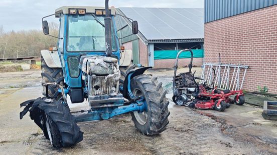 Brand bij landbouwvoertuigen • auto botst tegen boom
