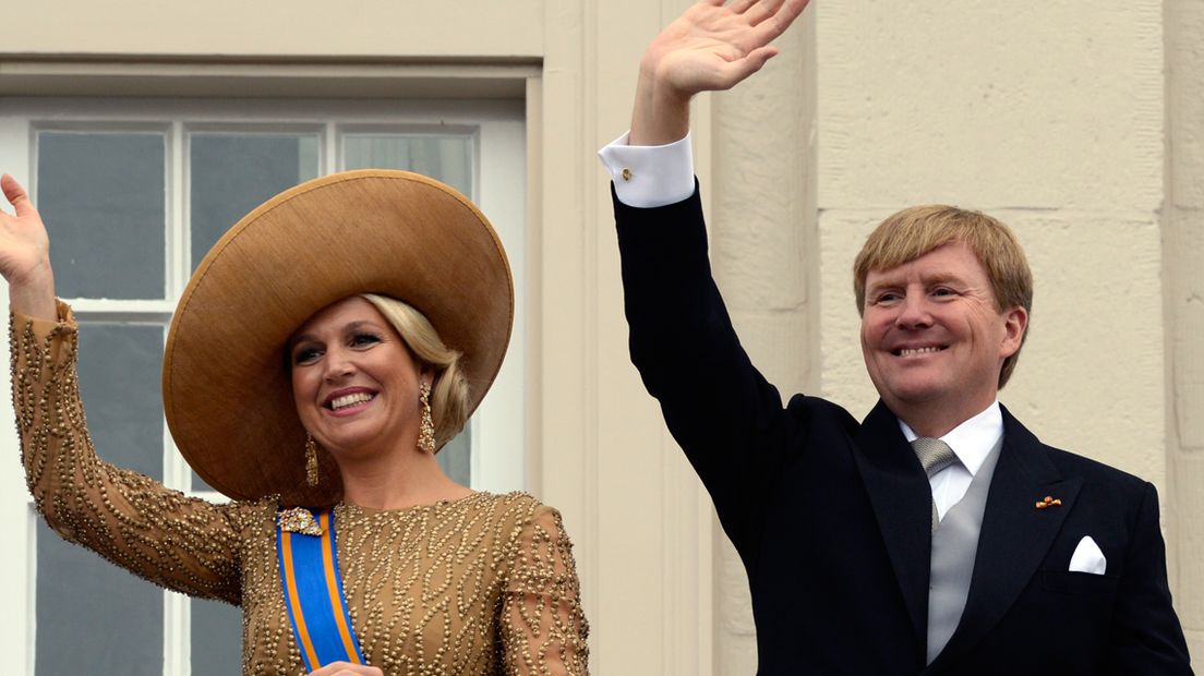 Willem-Alexander en Máxima op balkon noordeinde