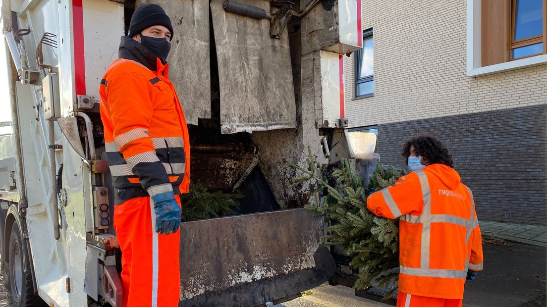 Na Driekoningen worden de kerstbomen van de straat geplukt door Twente Milieu