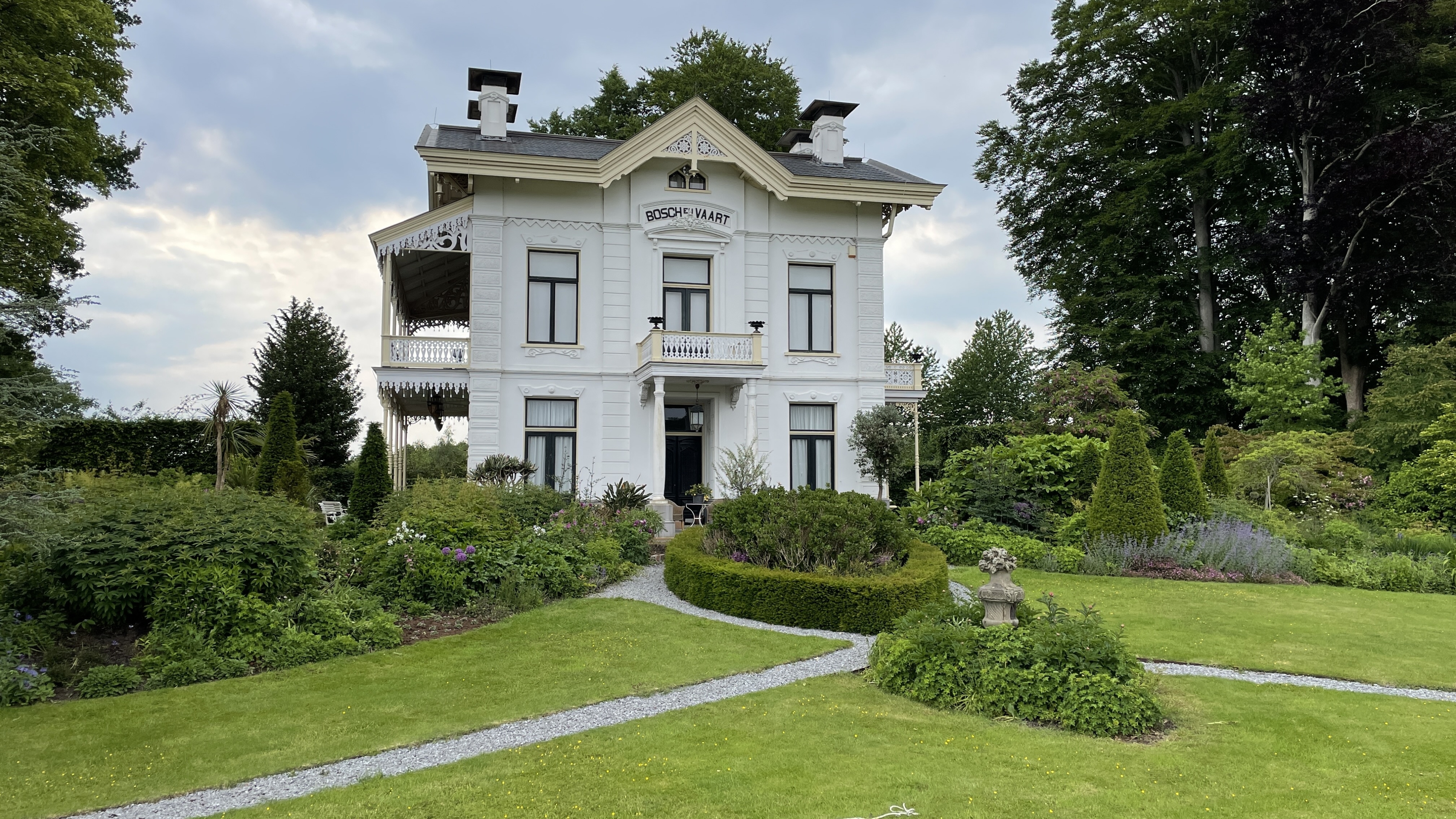 Pieter (71) klust al veertig jaar aan wat ooit een vervallen villa was