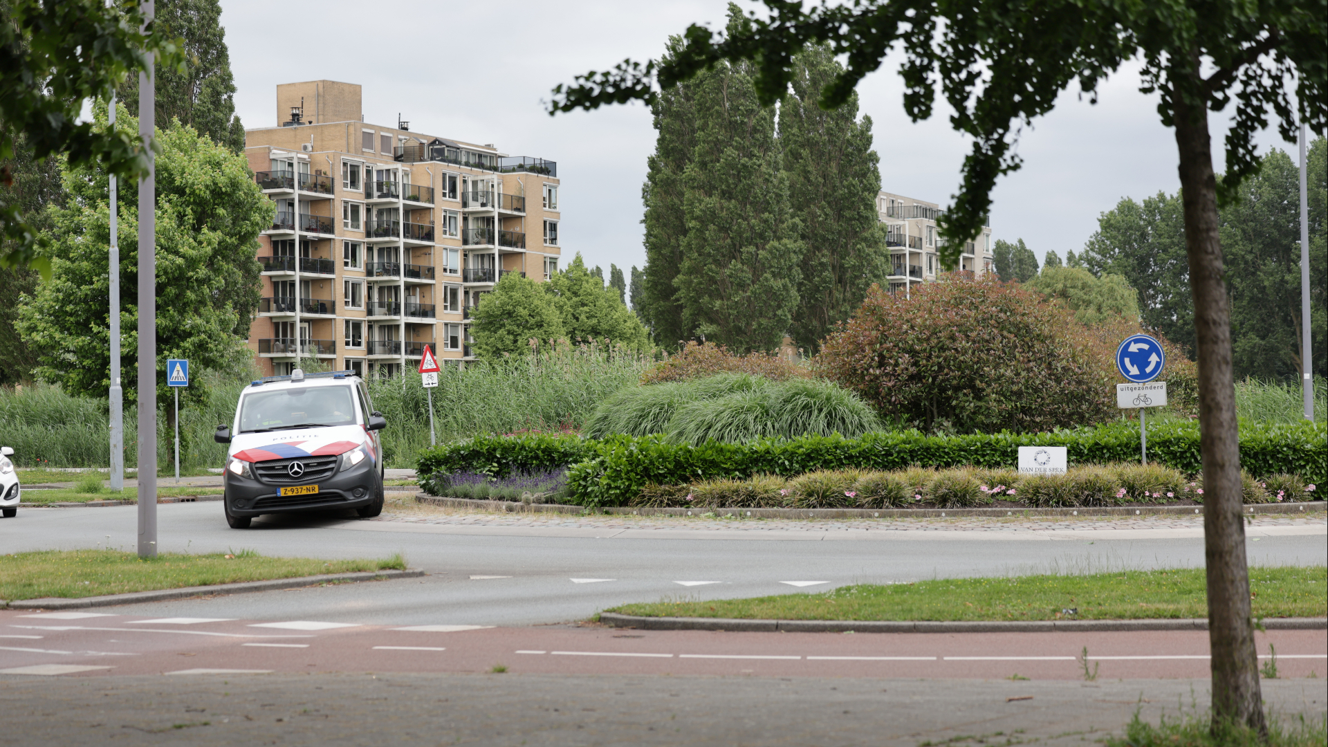 Auto rijdt rechtdoor op de rotonde, bestuurder ongedeerd