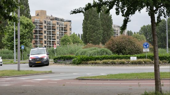 Auto rijdt rechtdoor op de rotonde, bestuurder ongedeerd