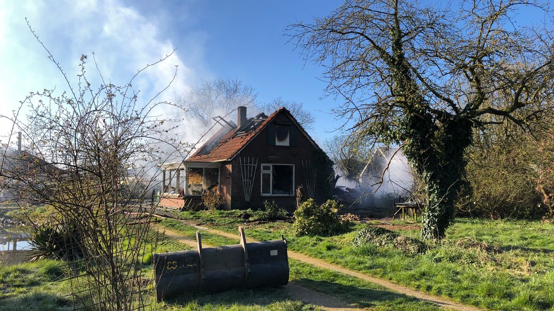 In twee woningen in het buitengebied van Aalten heeft in de nacht van zondag op maandag brand gewoed. Volgens een correspondent ter plaatse is de schade groot.