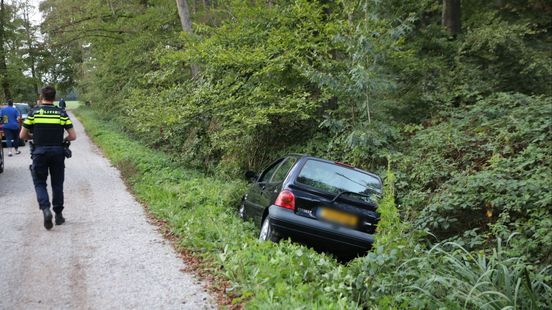 Auto belandt in greppel • reclamevlag in brand gestoken