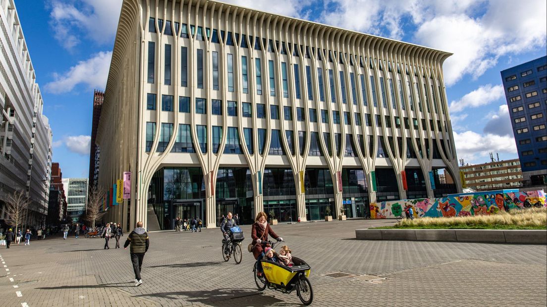 Het Spuiplein met het stadhuis (links) en Amare