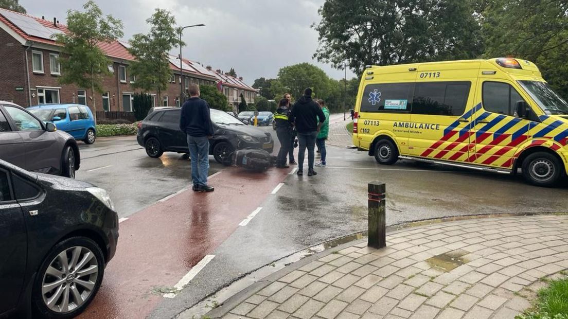 Bij een botsing in Velp raakte een scooterrijder gewond.