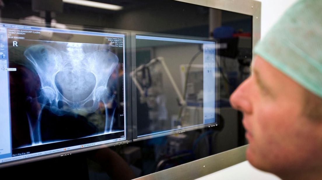 Een arts beoordeelt een röntgenfoto
