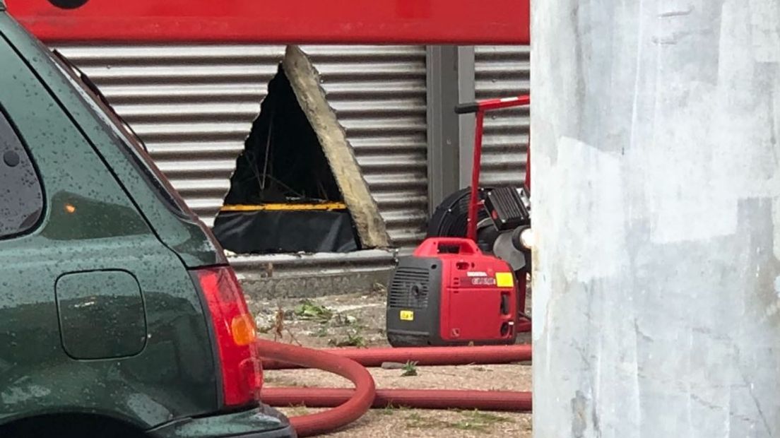 Bij een poeliersbedrijf aan de Westervoortsedijk in Arnhem heeft maandagochtend een grote uitslaande brand gewoed. Naderhand is in het gebouw een hennepkwekerij aangetroffen.