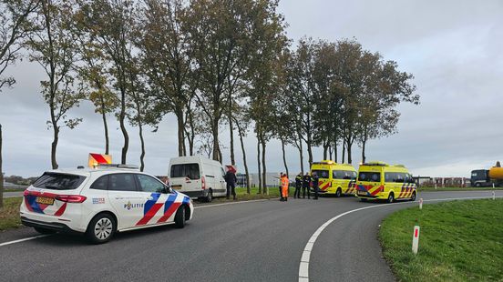 Twee gewonden bij botsing tegen boom op N34 Coevorden. Twee gewonden bij botsing tegen boom op N34 Coevorden.