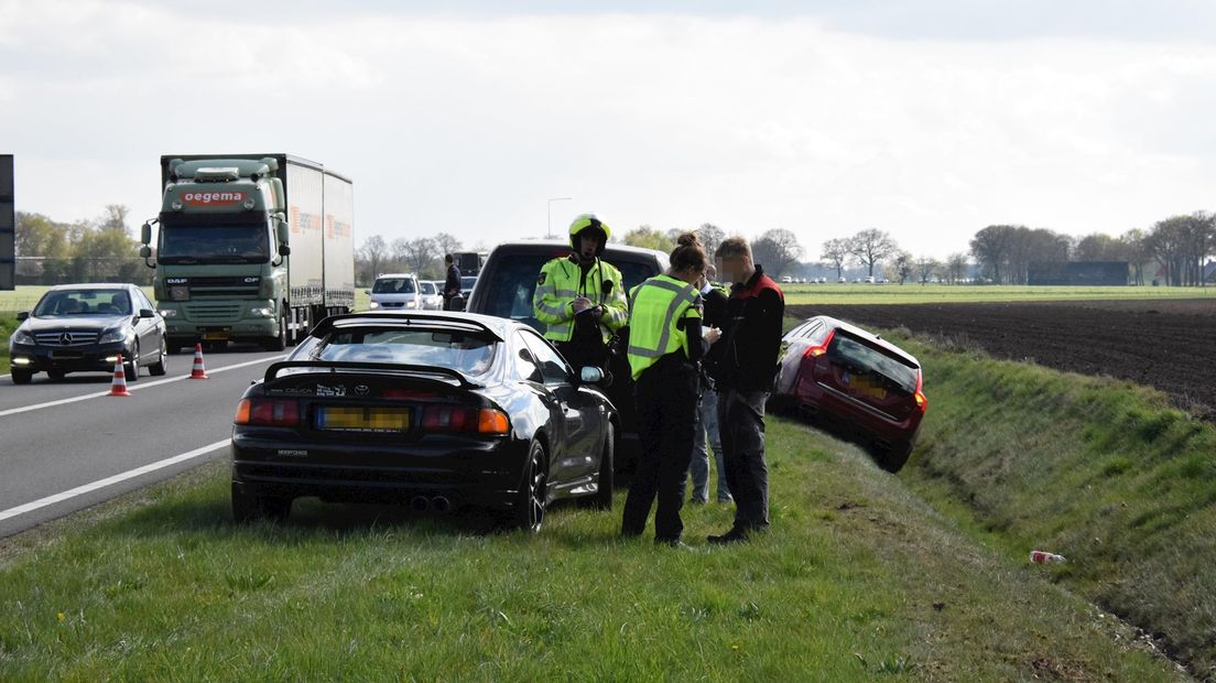 Auto van de weg geraakt op N34 bij Gramsbergen