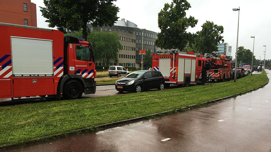 Brandweermannen bij het Utrechtse provinciehuis.