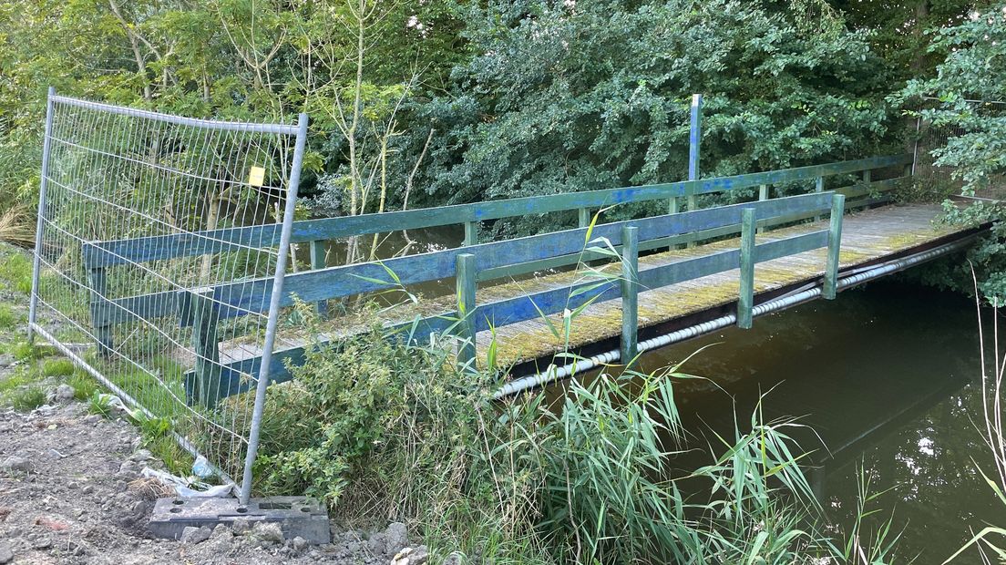 De niet bruikbare brug bij de noodopvang in Winsum