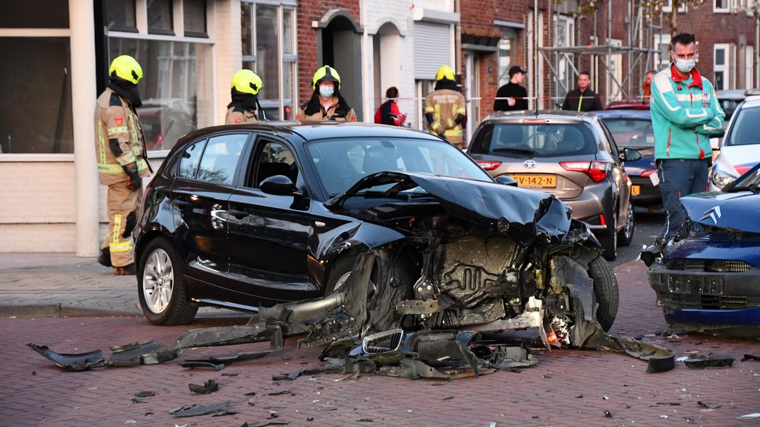 Auto flink beschadigd bij ongeluk in Vlissingen.