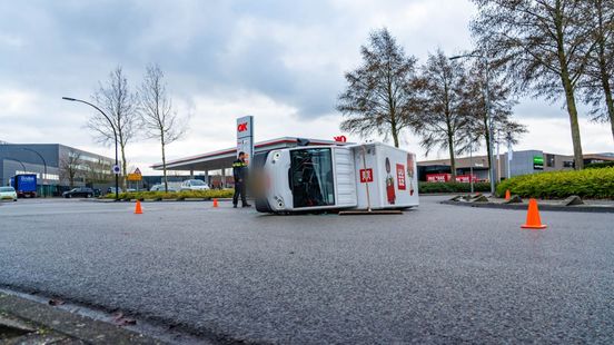 Foto: Bezorgwagen valt om na na botsing