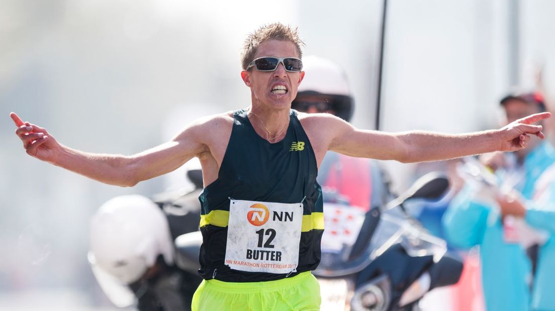 Michel Butter tijdens zijn finish in de marathon van Rotterdam.