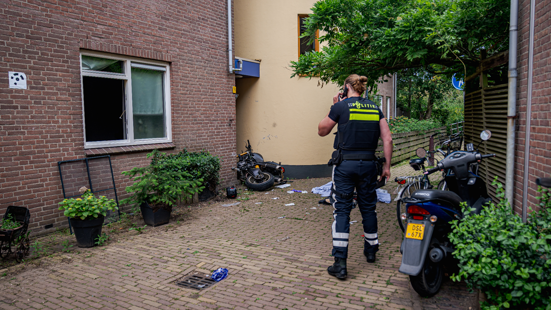 De oorzaak van het ongeluk is nog niet bekend, zo meldt een politiewoordvoerder.