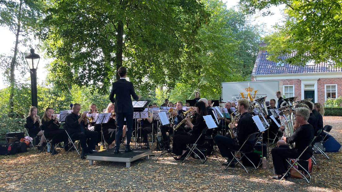 Muziekvereniging Wilhelmina speelt nummers van Ede Staal bij Borg Verhildersum in Leens