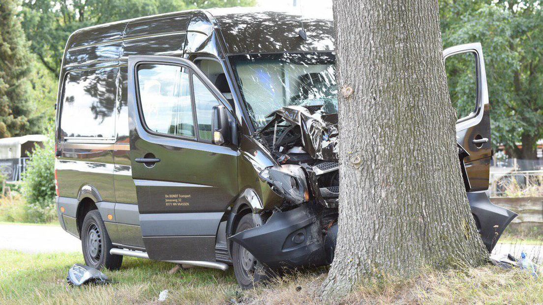 Bus in de kreukels in Valthe (Rechten: De Vries Media)