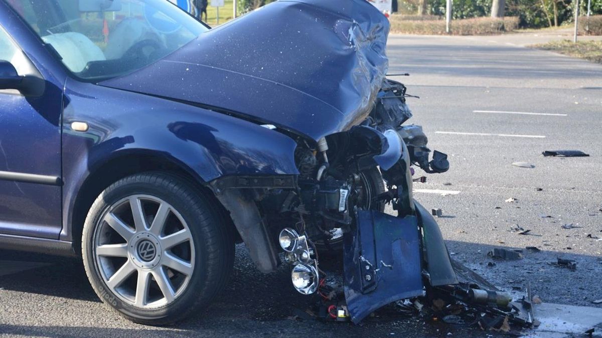 Kruispunt in Sibculo ligt bezaaid met auto-onderdelen na ongeluk