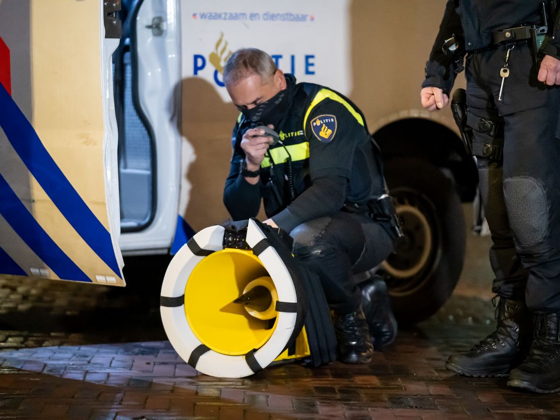 Agent roept demonstranten Rotterdam-Centrum op naar huis te gaan