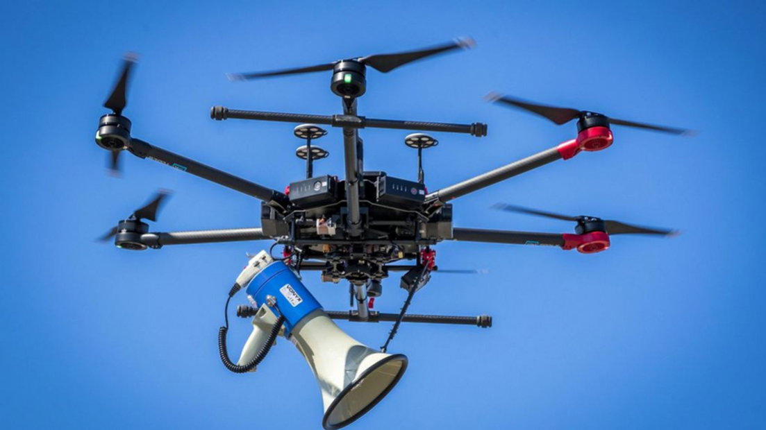 De drones kunnen speakers meenemen, en mogelijk zelfs reddingsvesten.