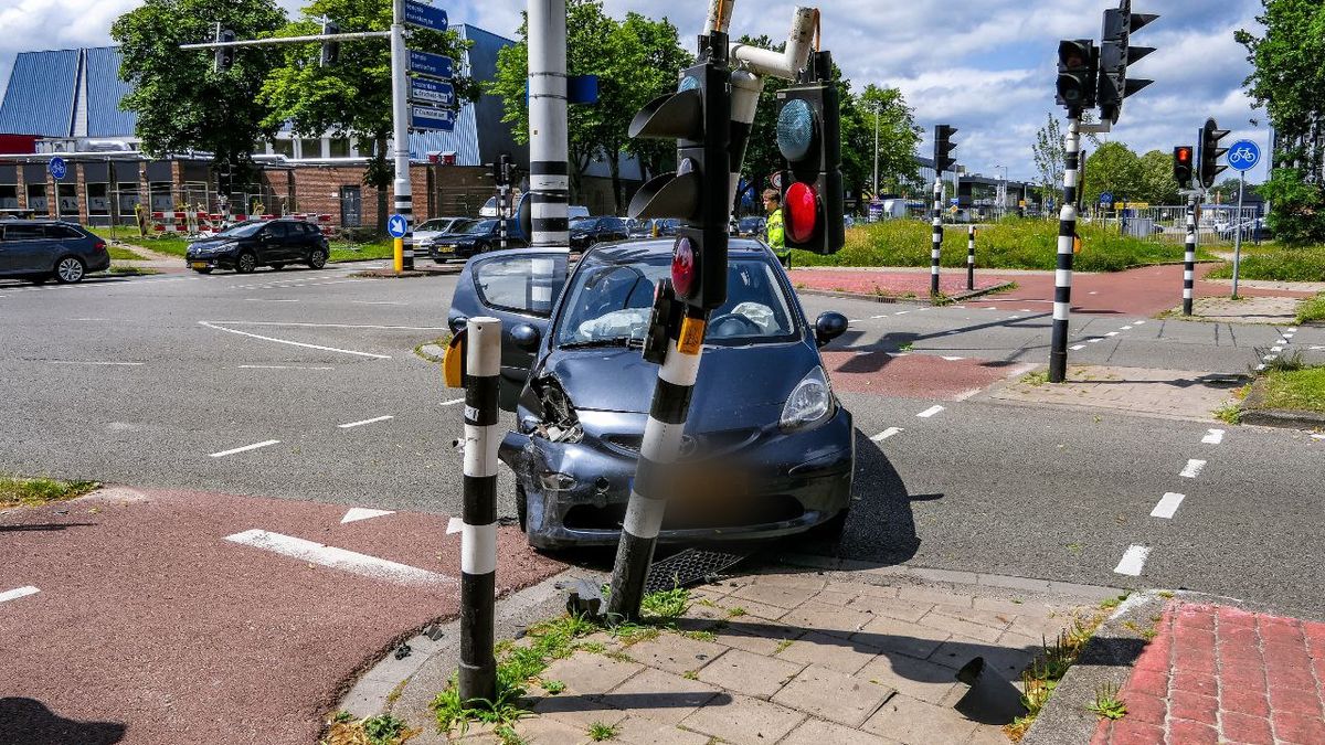 Automobilist ramt verkeerslicht in Enschede