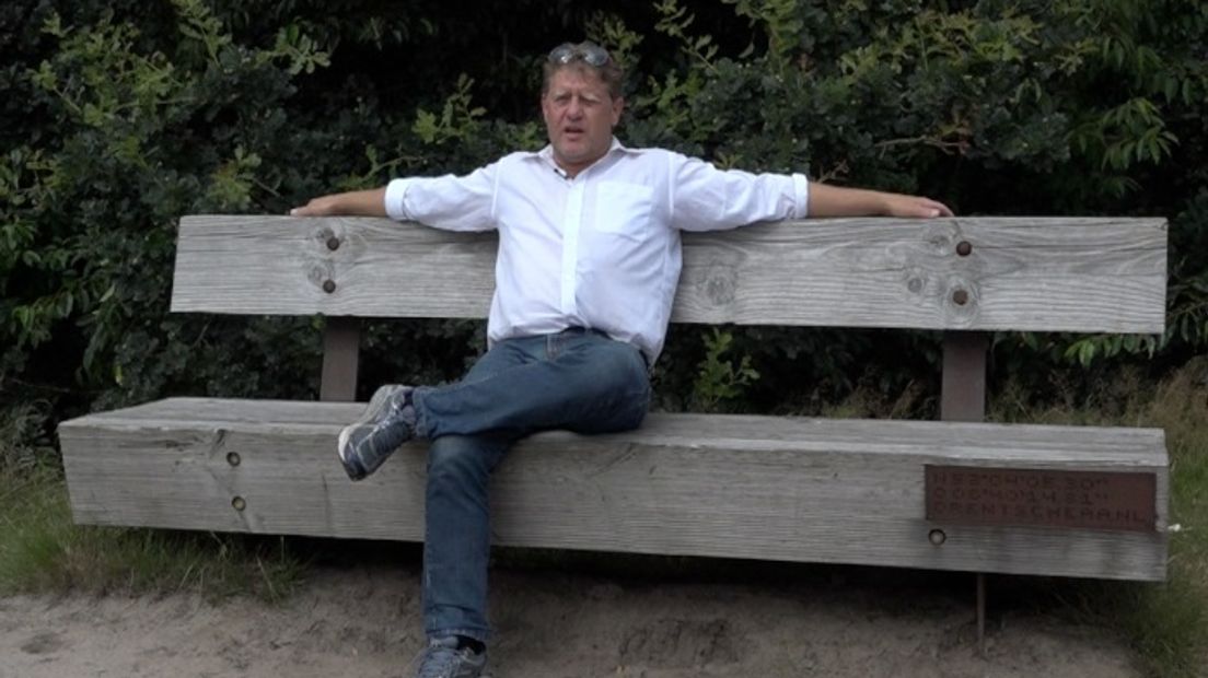 Zeker één keer per week zit Bert Vrieling op het bankje op de Kymmelsberg (Rechten: RTV Drenthe / Janet Oortwijn)