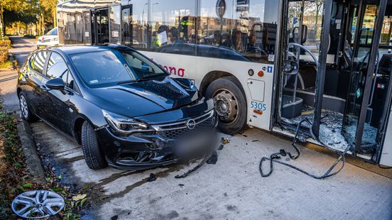 Auto botst tegen lijnbus met reizigers