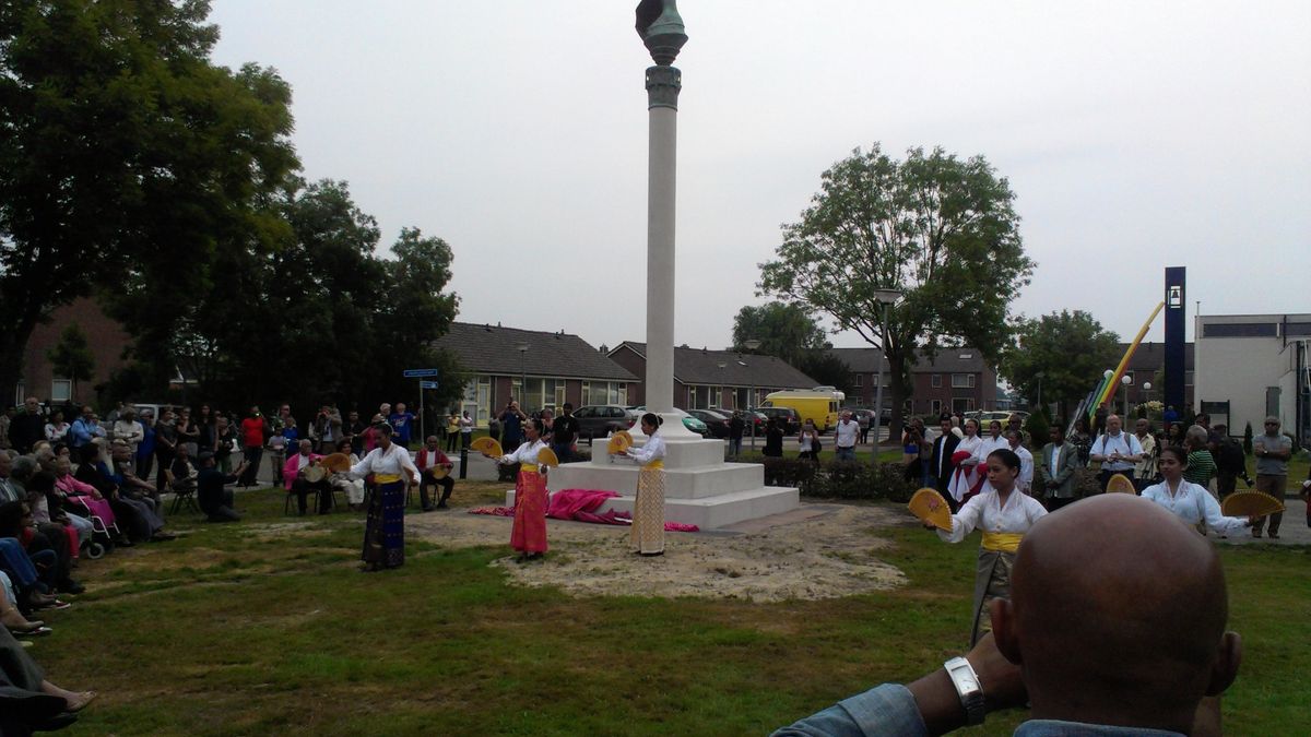 Monumenten onthuld in Bovensmilde