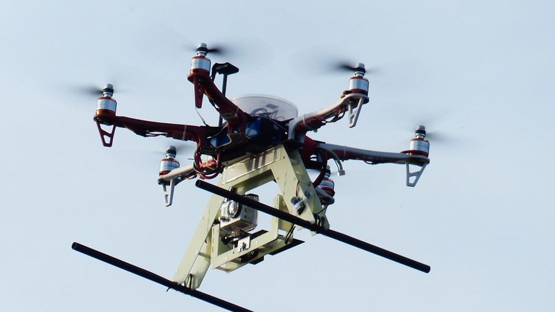 De politie in Gelderland en Overijssel zet vanaf woensdag drones in bij het analyseren van verkeersongelukken en om opnames te maken van plaatsen delict.