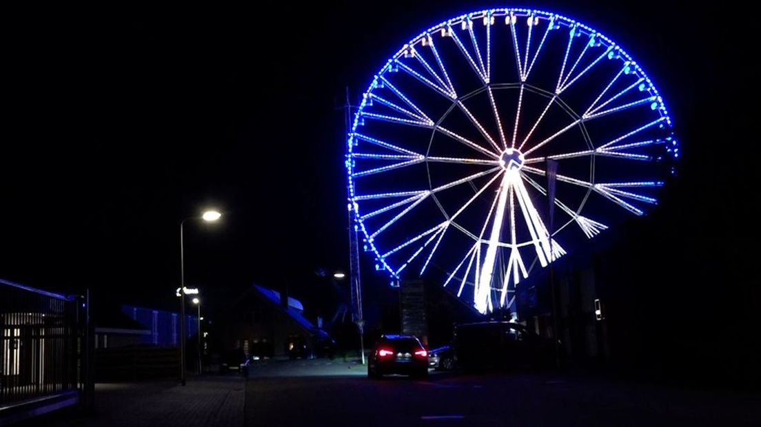 De lichtshow op dit gigantische reuzenrad trekt veel bekijks.